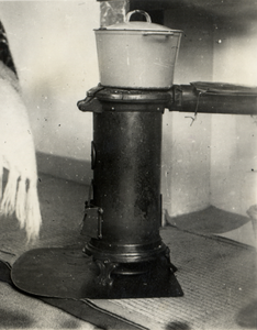 97824 Afbeelding van een potkachel met een pan in een woning, vermoedelijk, te Utrecht.